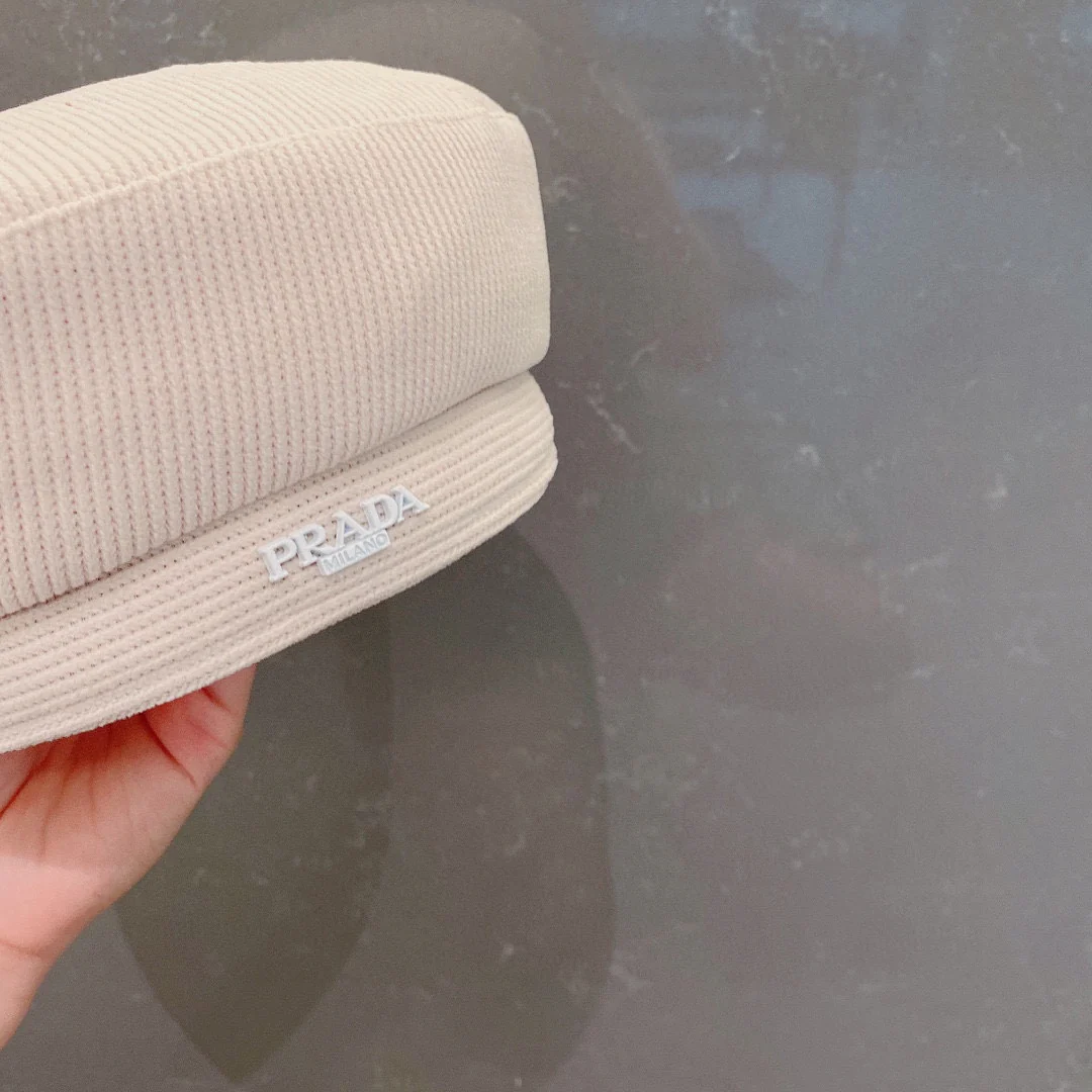 Вельветовый берет Prada - белый