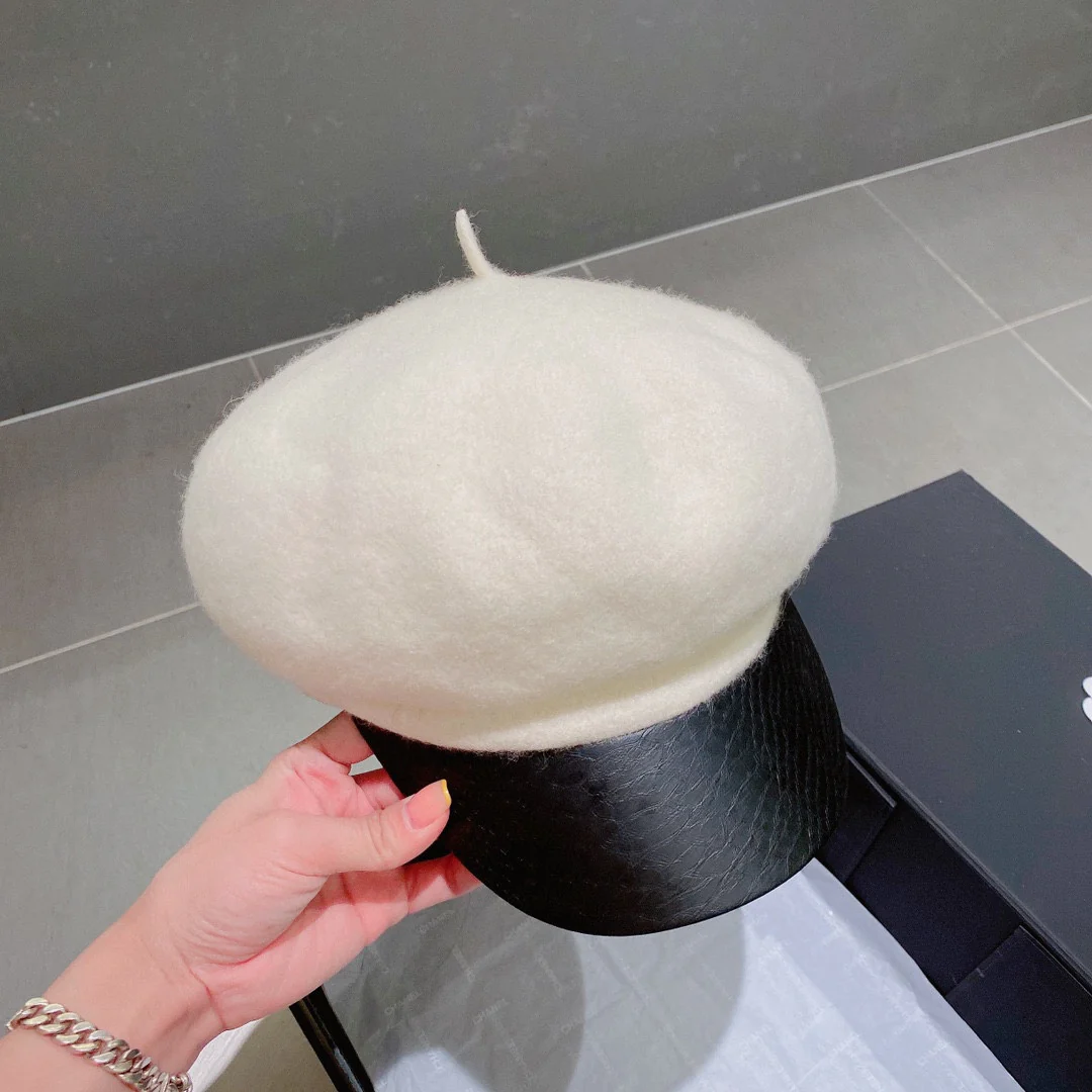 Chanel - Шерстяная военная кепка с клювом-?уточкой? - Белая