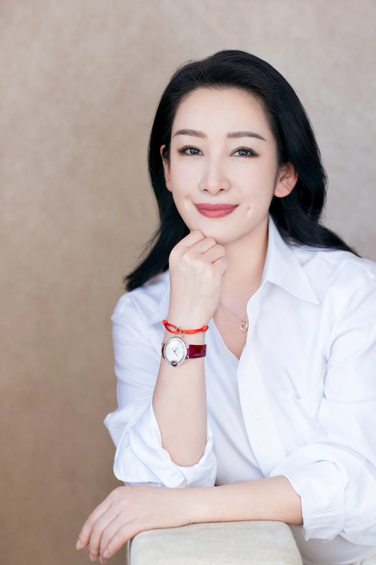 Браслет Cartier — подходит для ношения на расстоянии до 18 см — изображение верхней части тела.