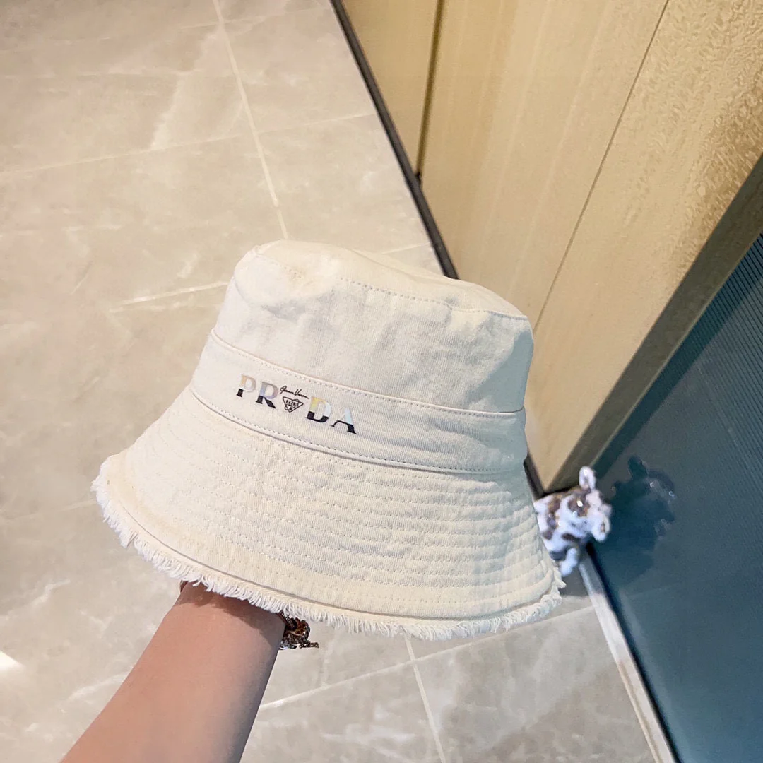 Новая рыбацкая шляпа Prada 2023 с кисточками на полях — белая.