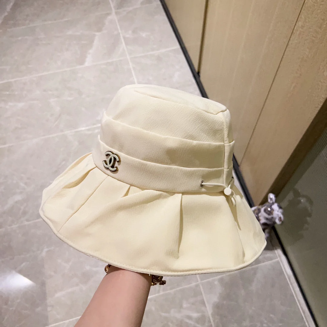 Новинка сезона весна/лето 2023 от Chanel - Рыбацкая шляпа - на шнурке - Белая