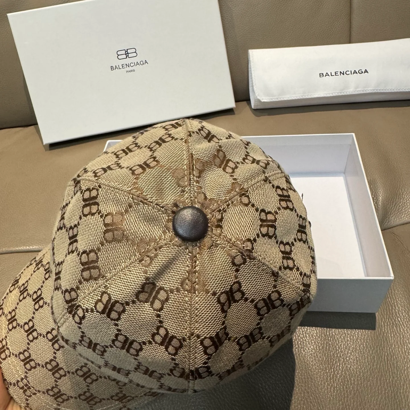 Бейсболка Balenciaga с двойной буквой B по всей поверхности.