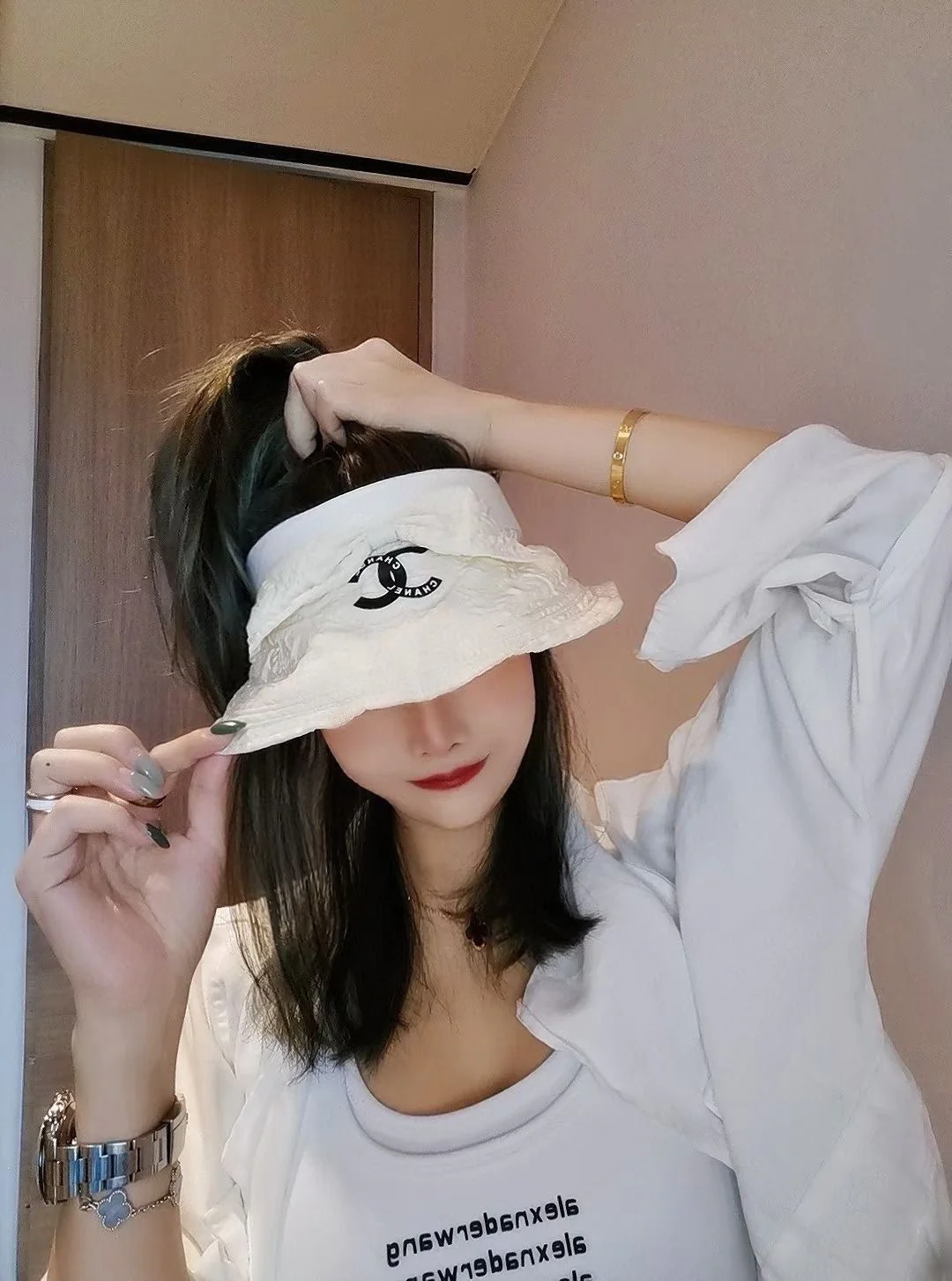 Солнцезащитная шляпа Chanel с бантом и открытым верхом - 2 цвета