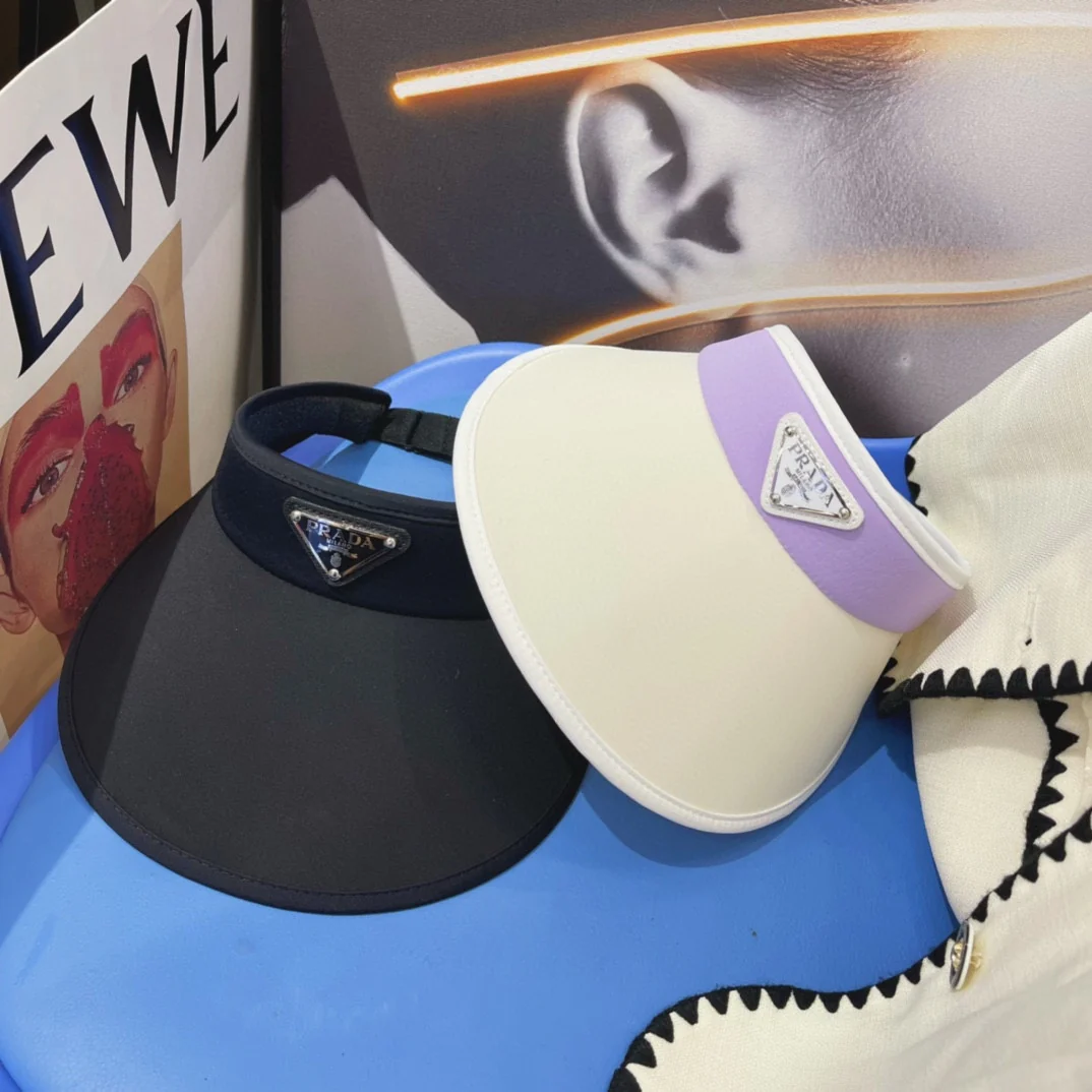 Классическая кепка Prada с треугольным логотипом и козырьком — 2 цвета.