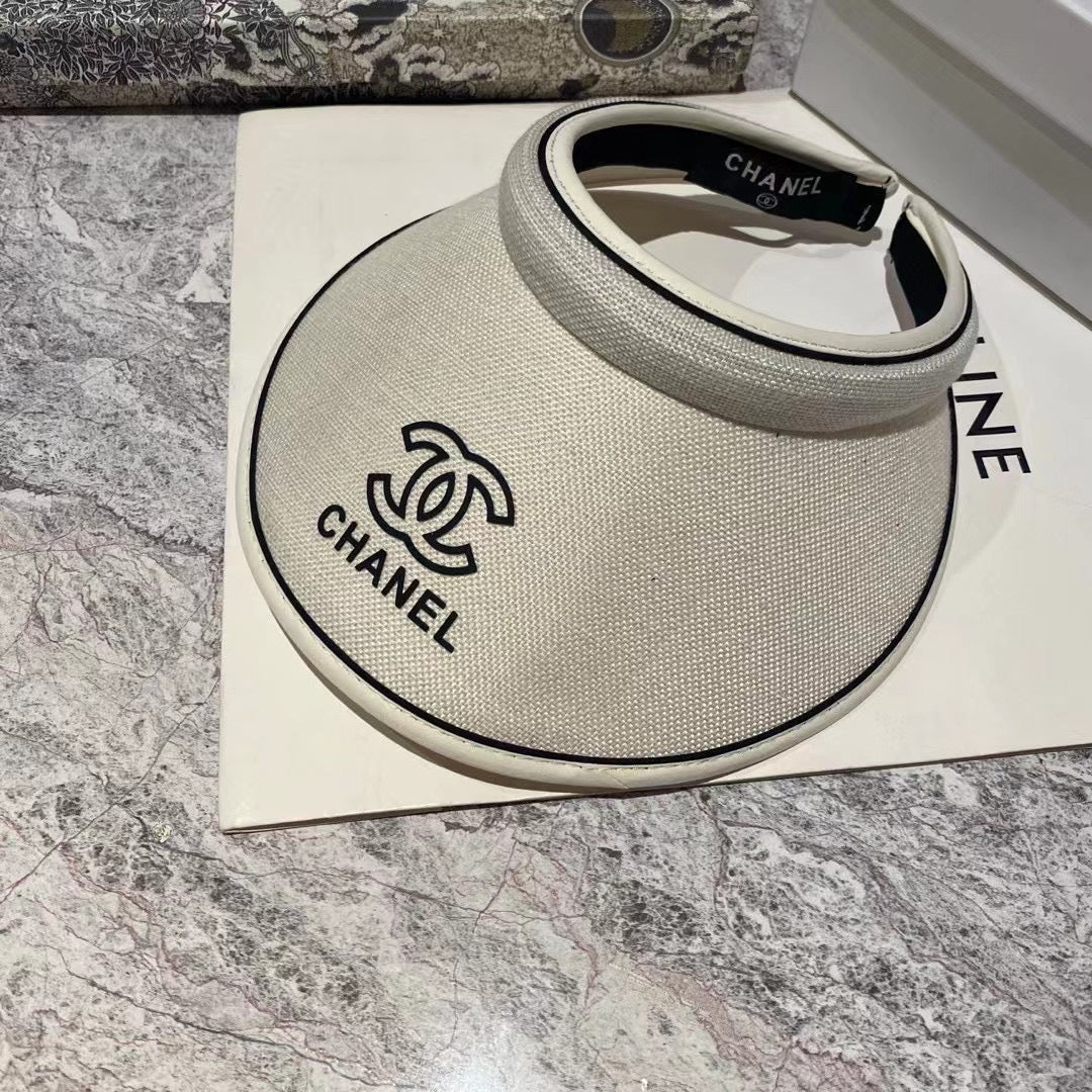 Новинка сезона весна/лето 2023 от Chanel - солнцезащитный козырек с открытым верхом