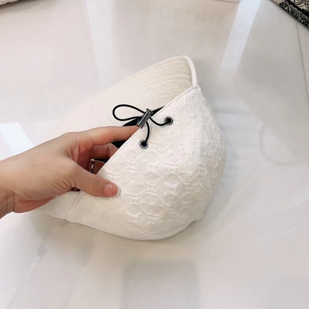 Бейсболка LV с рельефным рисунком