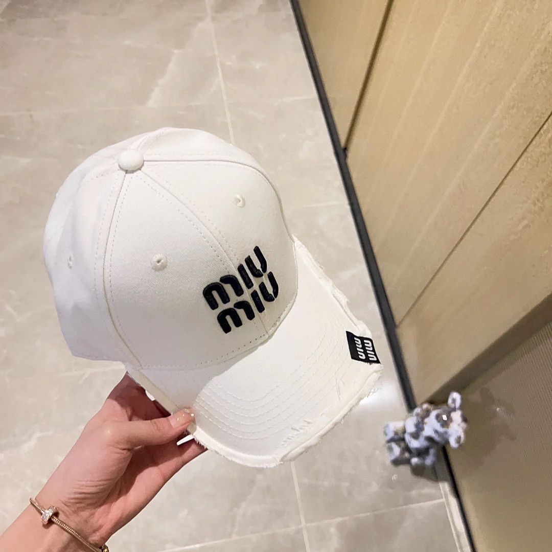 Новая бейсболка Miu Miu 2023 с вышивкой и рваными элементами - белая.