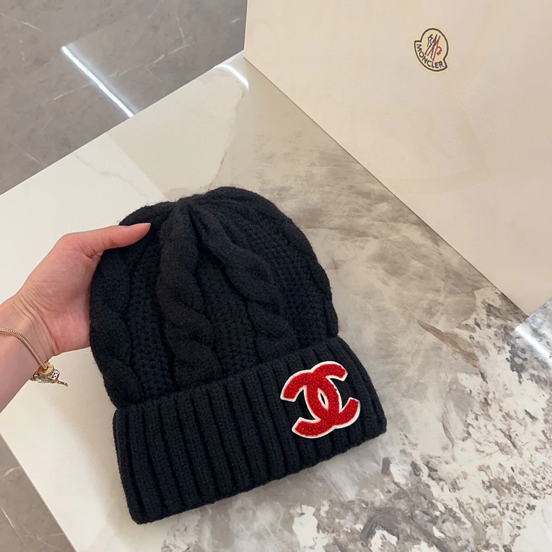 Вязаная шапка Chanel с косами - черная