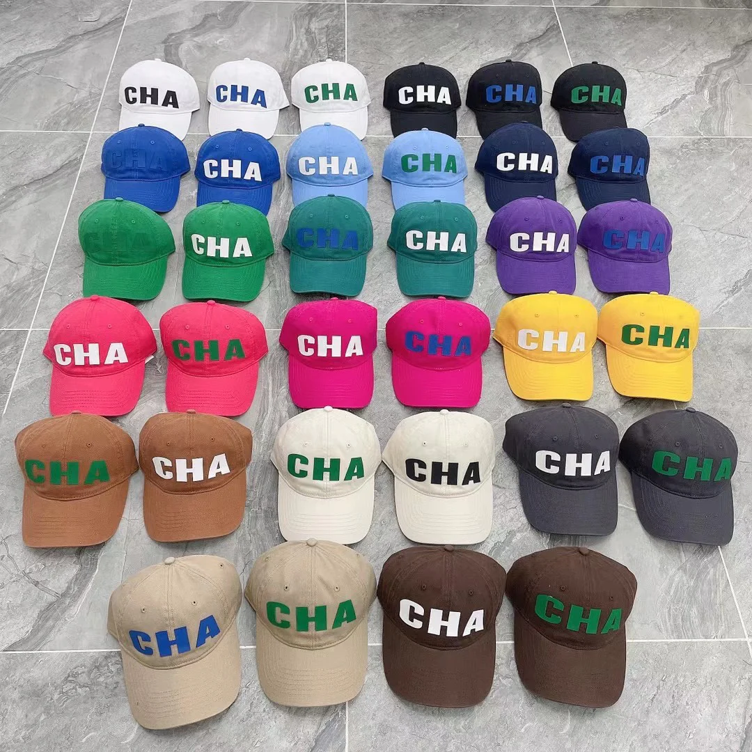 Новая модель Chanel 2022 года - кепка-?утиный клюв?.