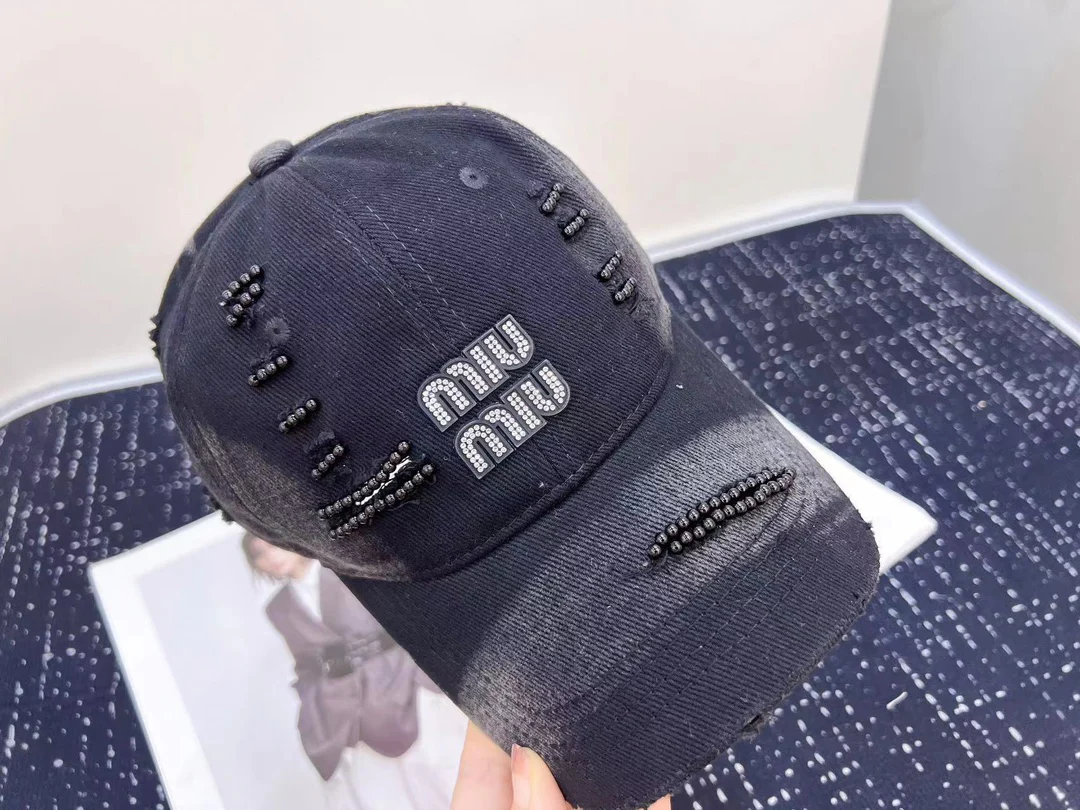 Miu Miu - Новая прочная бейсболка с перламутровой отделкой, сшитая вручную.