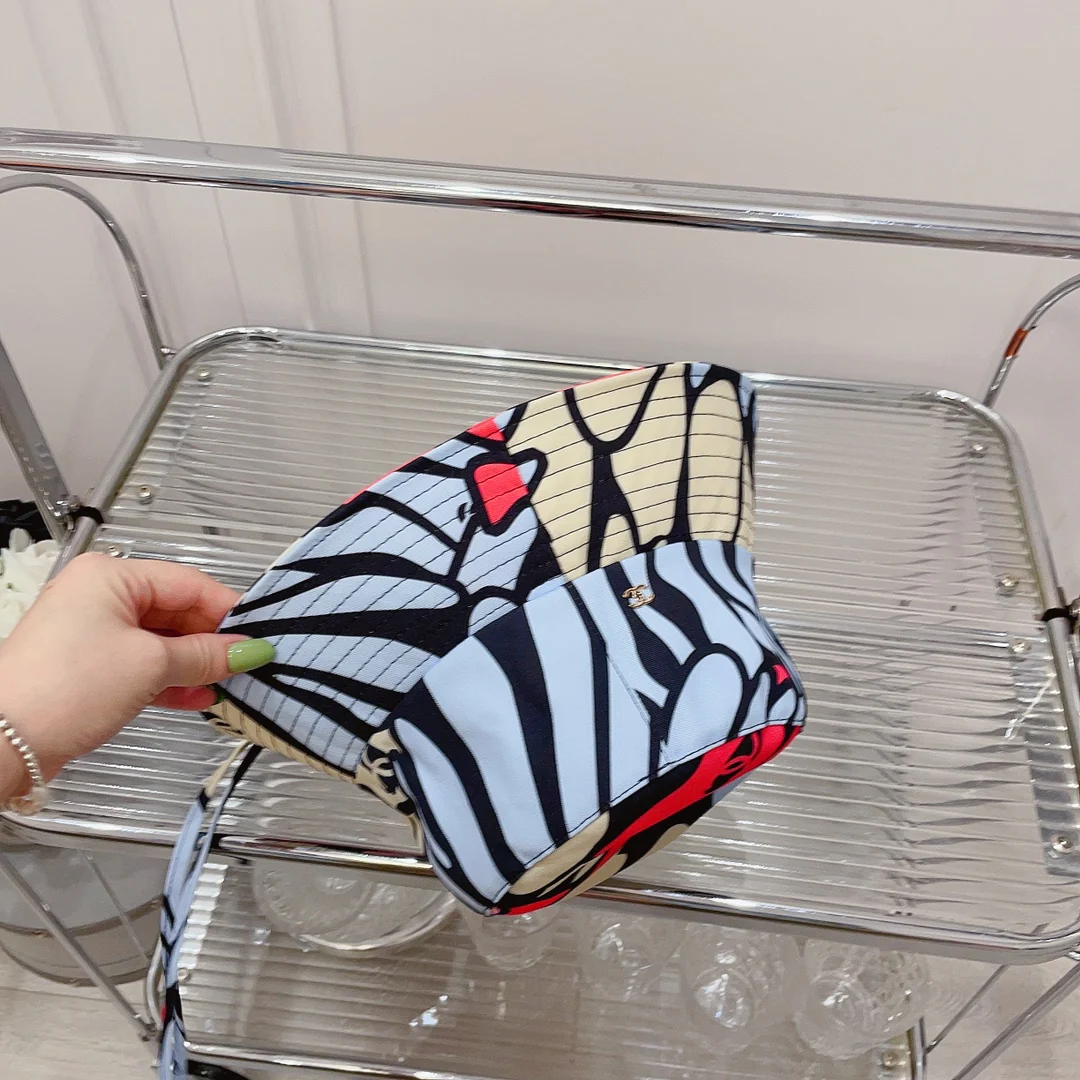 Лимитированная серия Chanel 2022 года: рыбацкая шляпа с граффити - 1 шт.