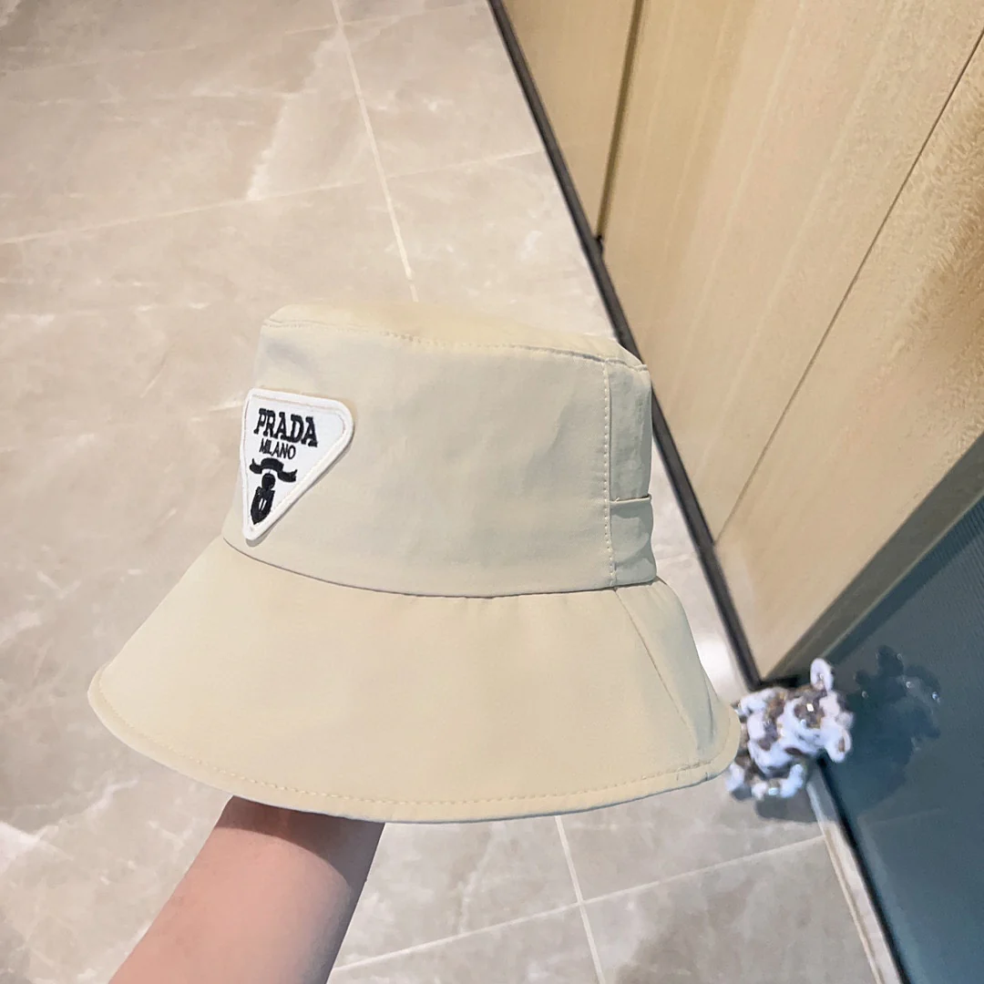 Новинка сезона весна/лето 2023 от Prada - Панама - Белая