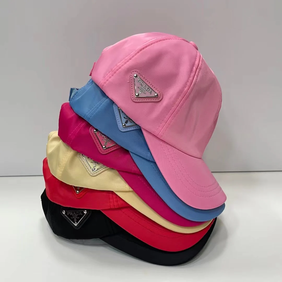 Классическая бейсболка Prada с треугольным логотипом - 2022 год (аналогичная модели в бутике)