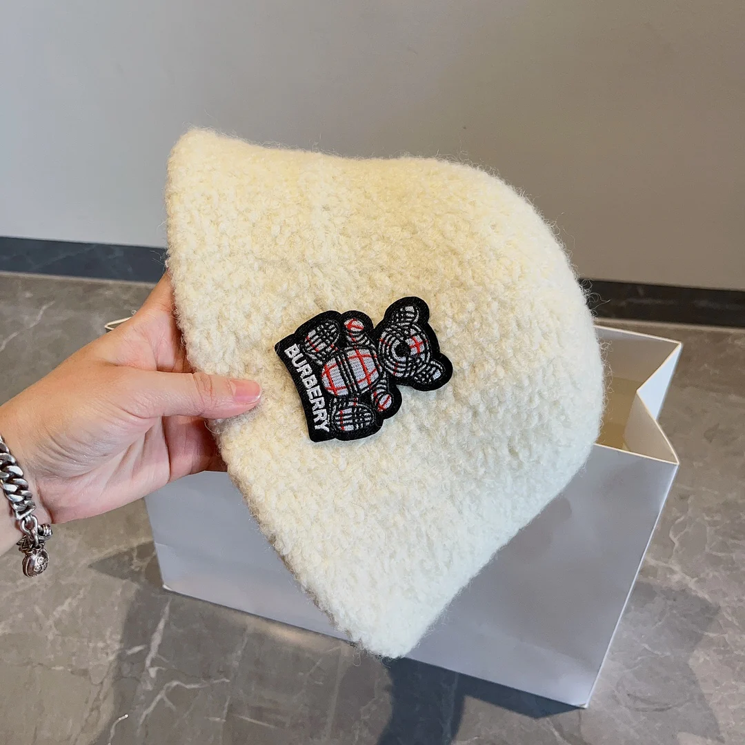 Новая шерстяная рыбацкая шапка Burberry из коллекции осень/зима - белая.