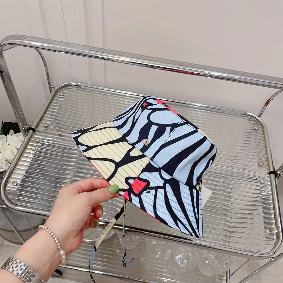 Лимитированная серия Chanel 2022 года: рыбацкая шляпа с граффити - 1 шт.