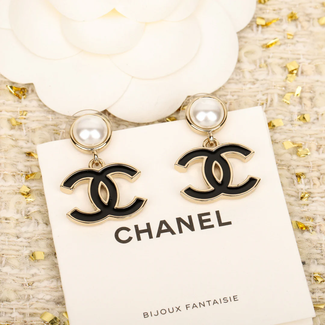 Серьги-подвески Chanel 25p с жемчугом, каплями и двойной буквой С — черно-розовые.