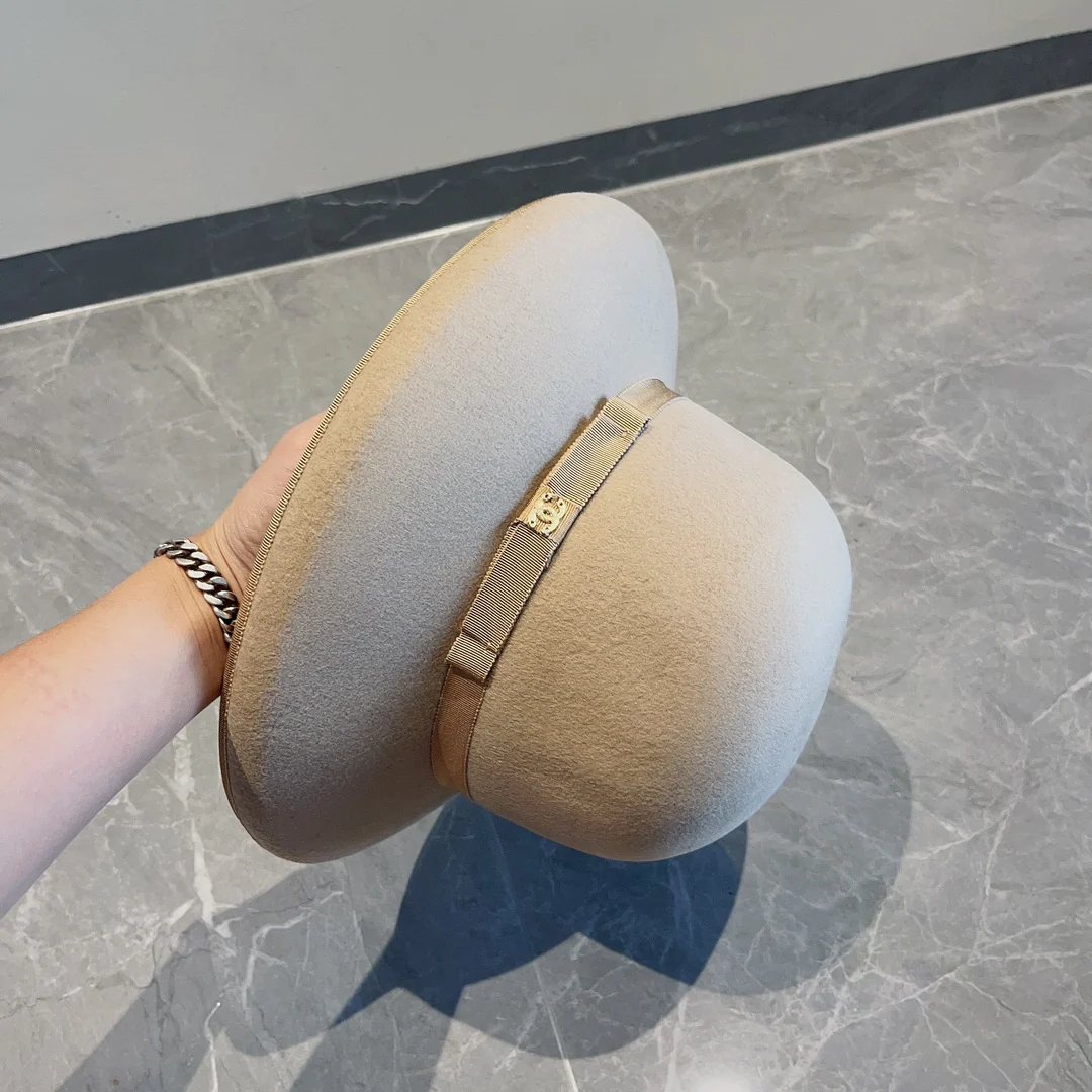 Маленькая шерстяная шляпка-фонарик Chanel Double C, бежевая.