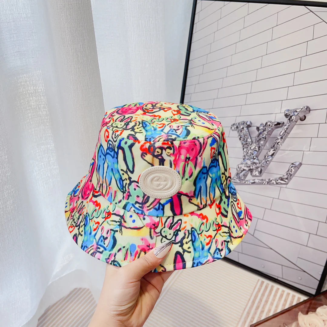 Новинка сезона весна/лето 2023 от Gucci - Панама в стиле граффити.
