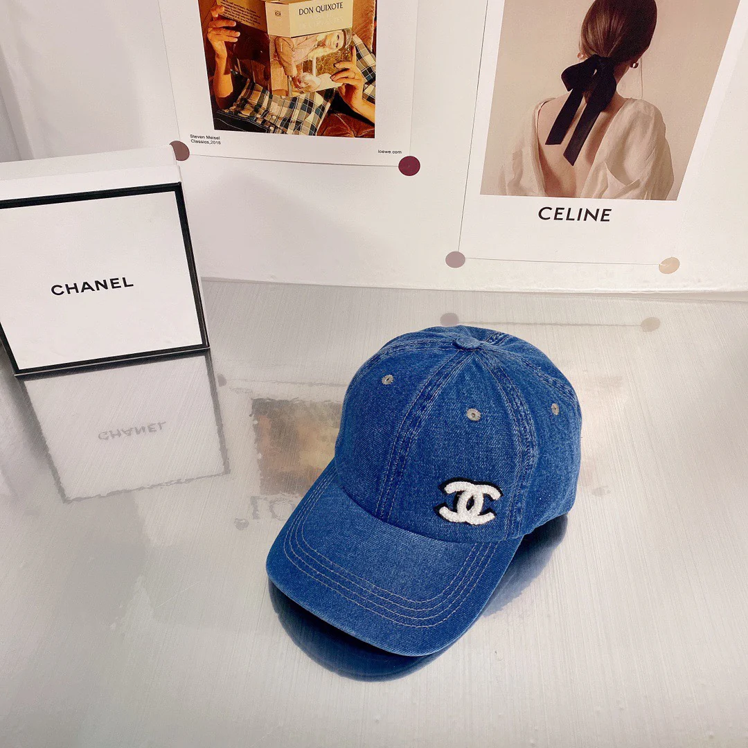 Новинка 2022 года от Chanel - ковбойская кепка с утиным клювом.