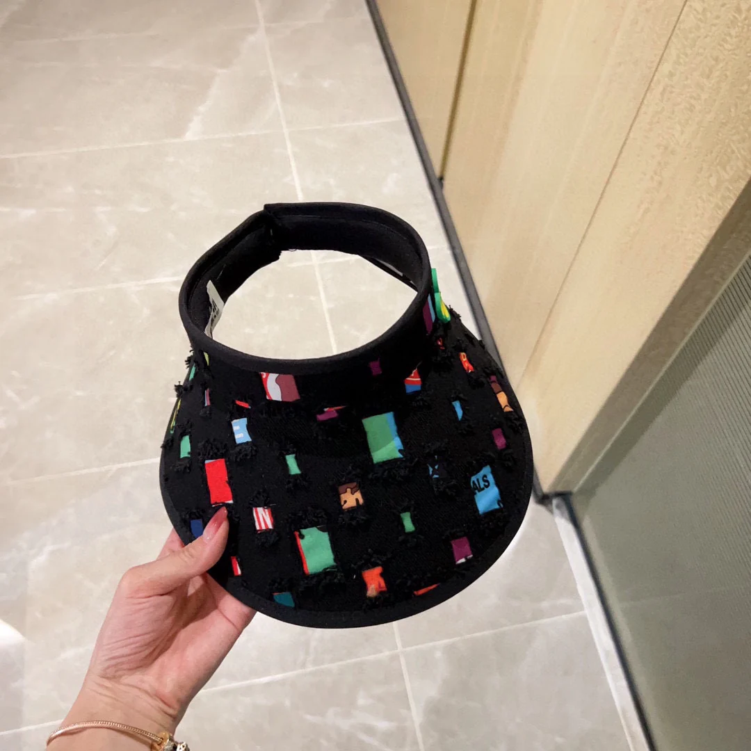 Новые поступления коллекции Miu Miu весна/лето 2023 - Козырек - Солнцезащитная шляпа - Черная