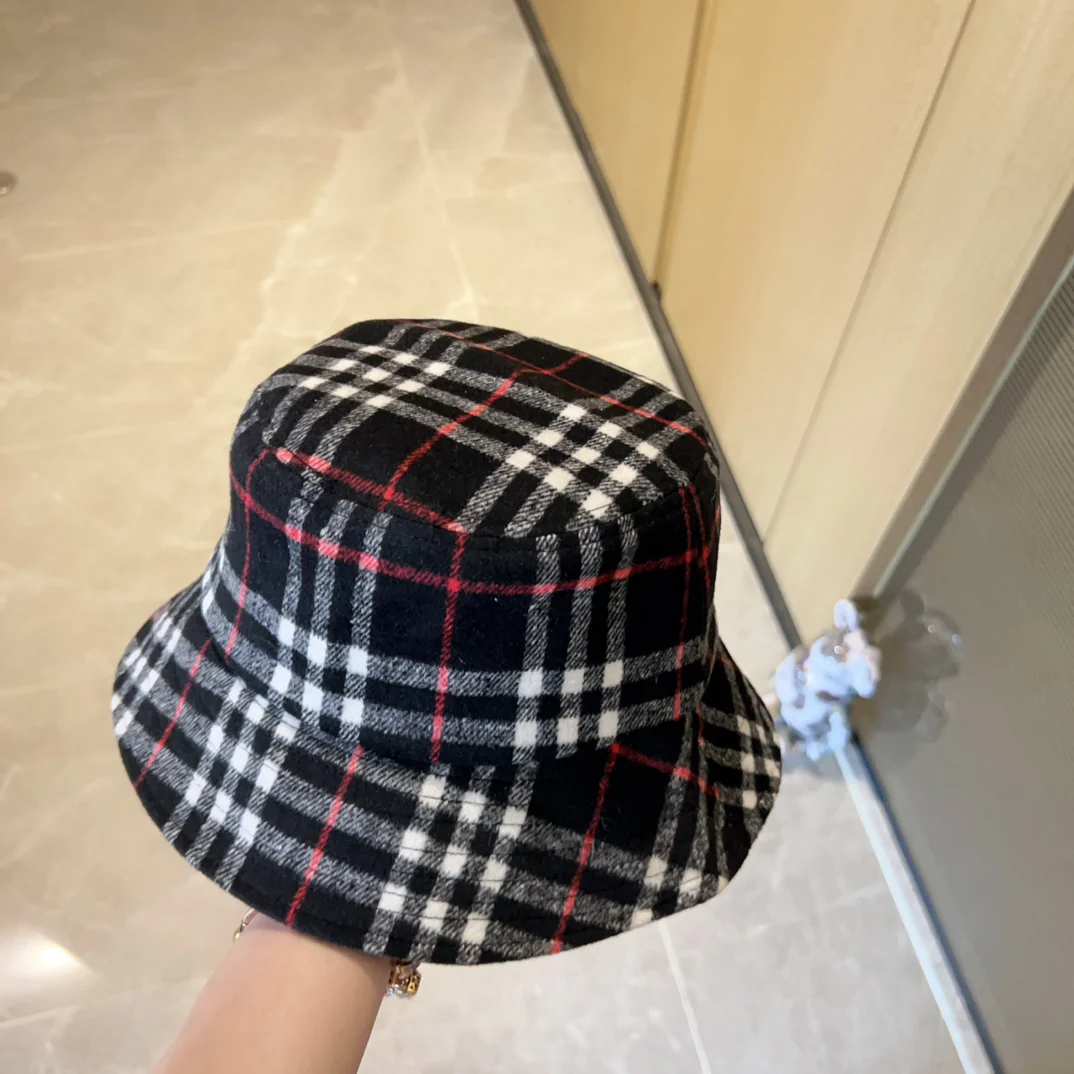 Новая панама Burberry 2023 года из кашемира в клетку - черная.