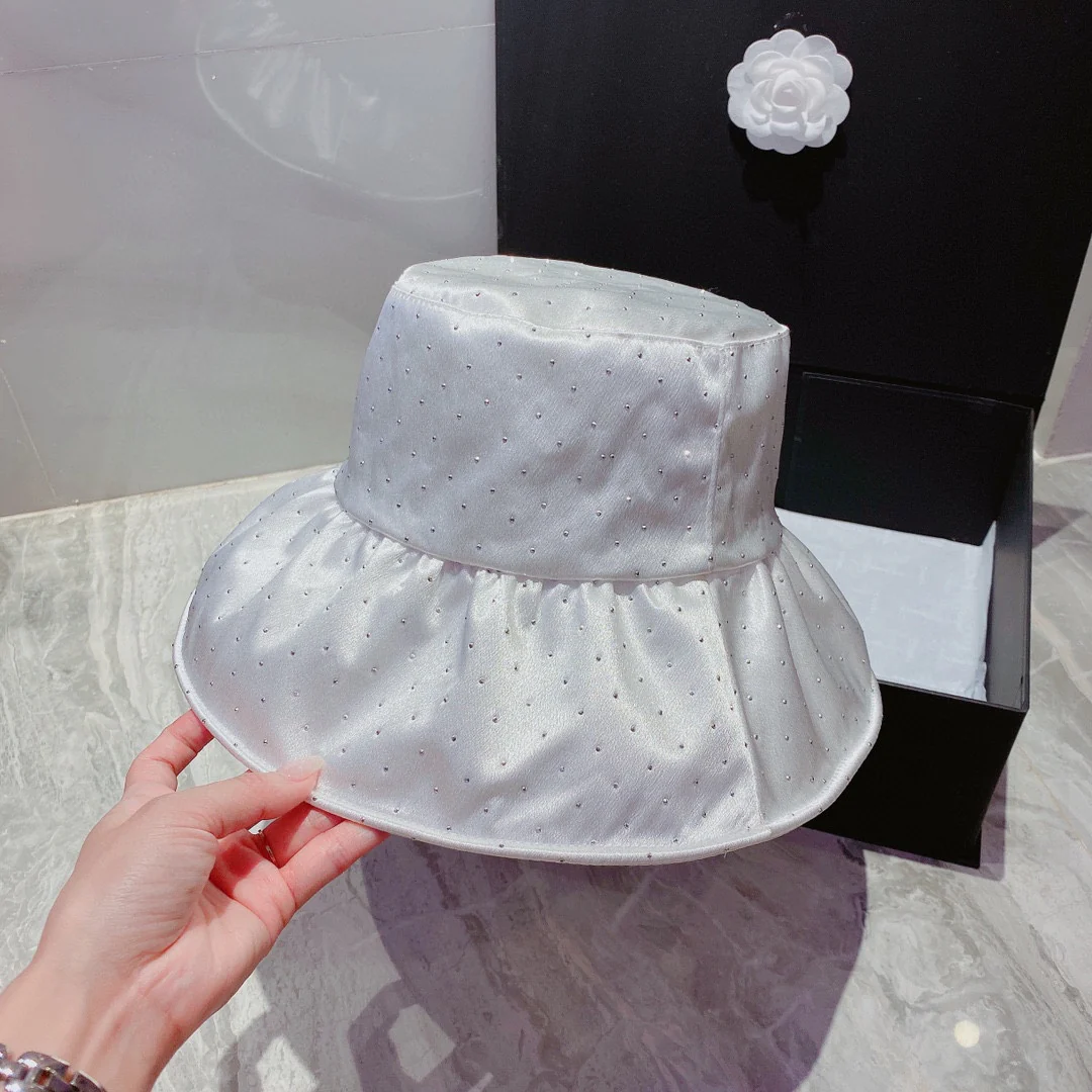 Атласная панама Gucci — высококачественные стразы, закрепленные методом термофиксации — регулируемая, складная, удобная для переноски.