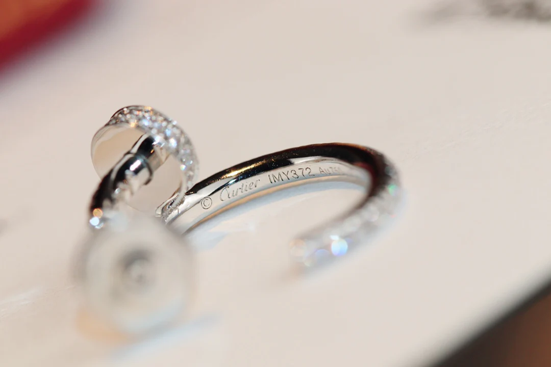 Маленькие серьги-гвоздики Cartier - платина - полностью с бриллиантами