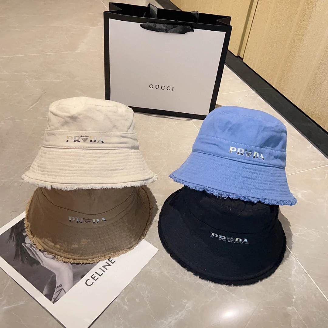 Новинка сезона весна/лето 2023 от Prada - джинсовая панама с кисточками.