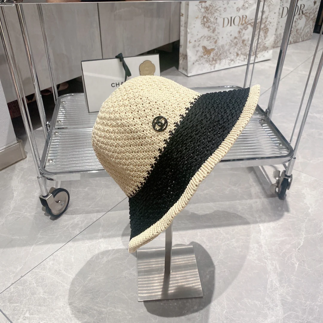 Соломенная рыбацкая шляпа Chanel - белая