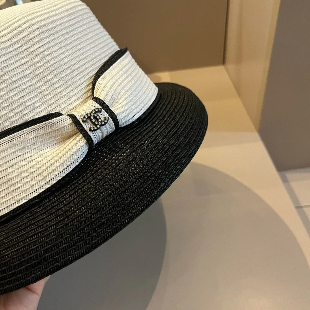 Chanel - Простая и элегантная шляпа с плетеным бантом - белая