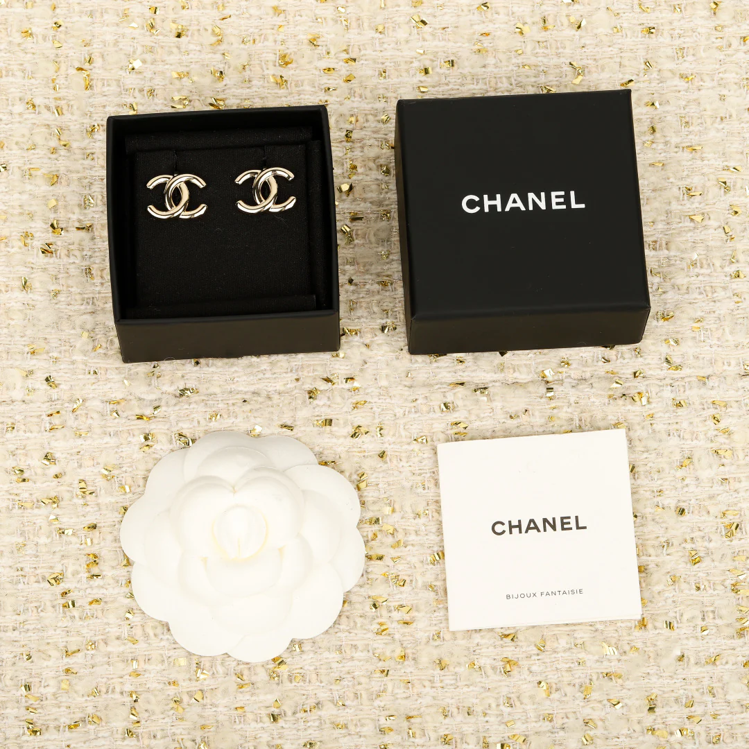 Серьги-клипсы Chanel 25 пенсов, глянцевые, с двойной буквой С.