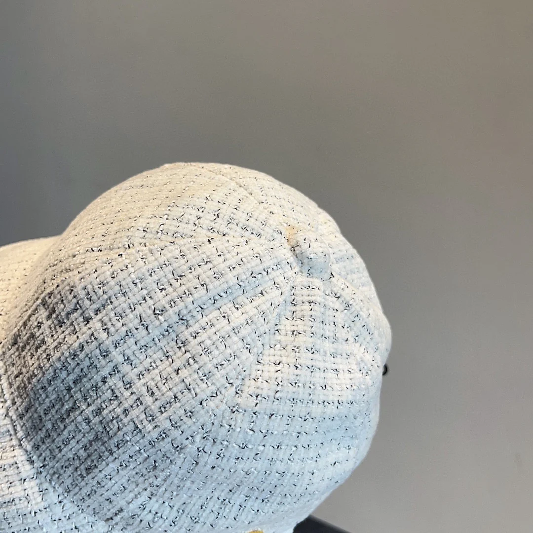 Chanel - Белая шляпа-уточка