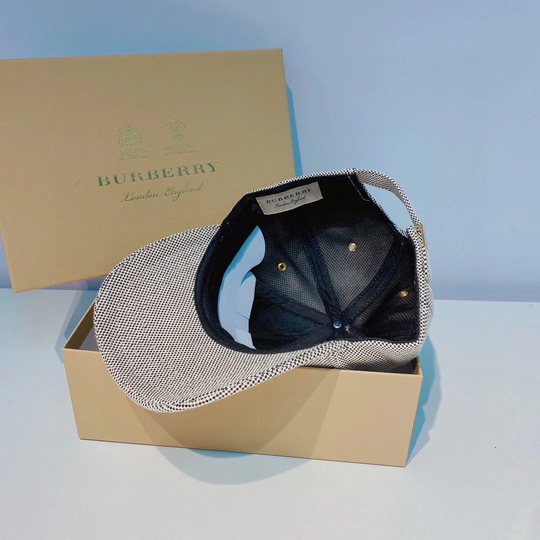 Бейсболка Burberry с вышитым сердцем - 1