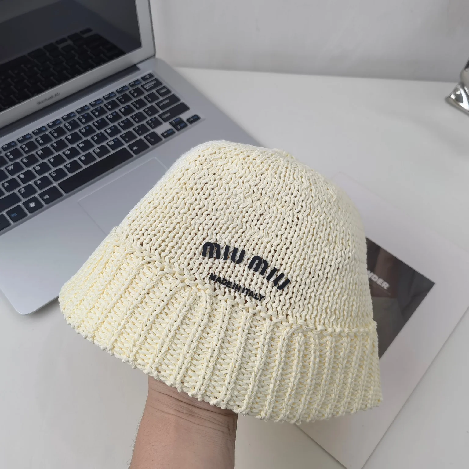 Новинка сезона ?Ранняя осень? от Miu Miu 2023 — вязаная рыбацкая шапка.