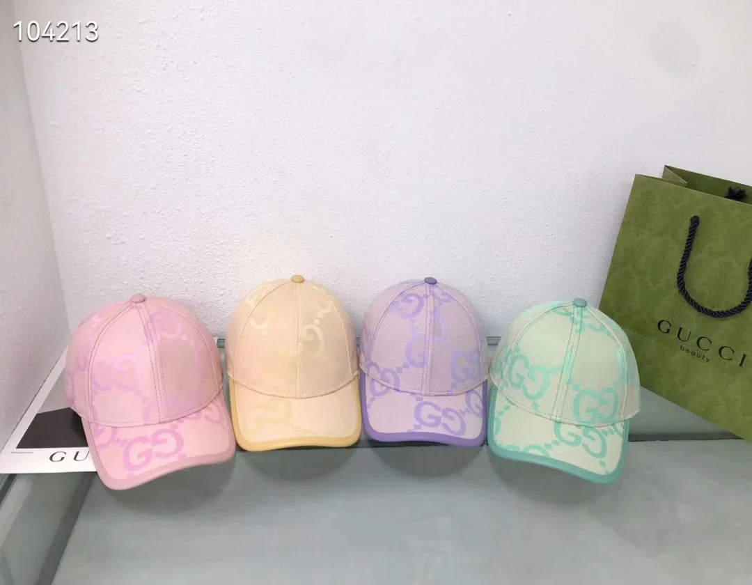 Новинка сезона весна/лето 2023 от Gucci - бейсболка с жаккардовым узором.