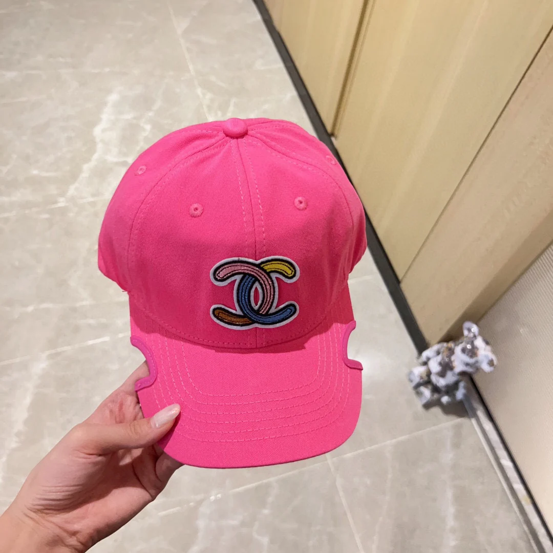 Новая модель бейсболки Chanel 2023 года с ярким логотипом - розовая.