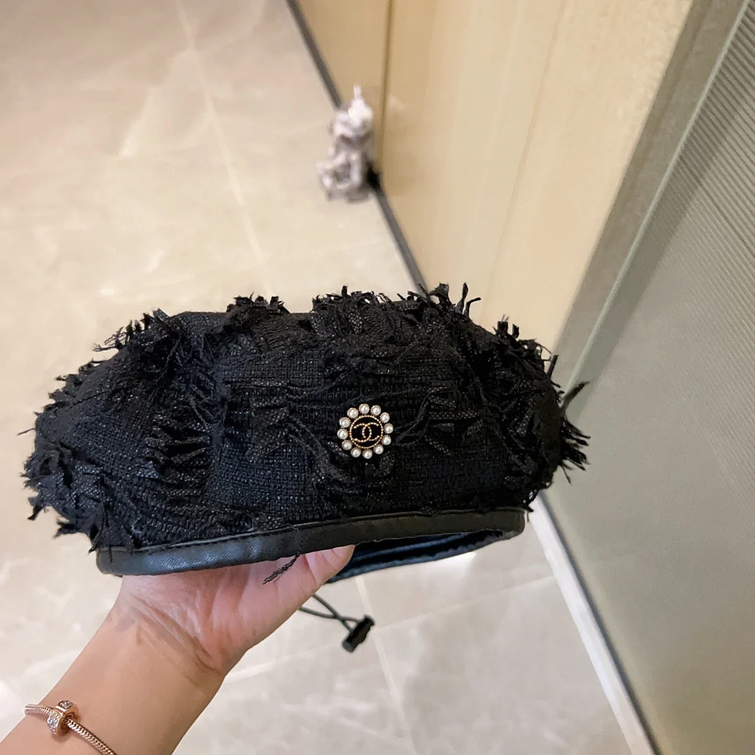 Берет Chanel 2023 в новом стиле с бахромой
