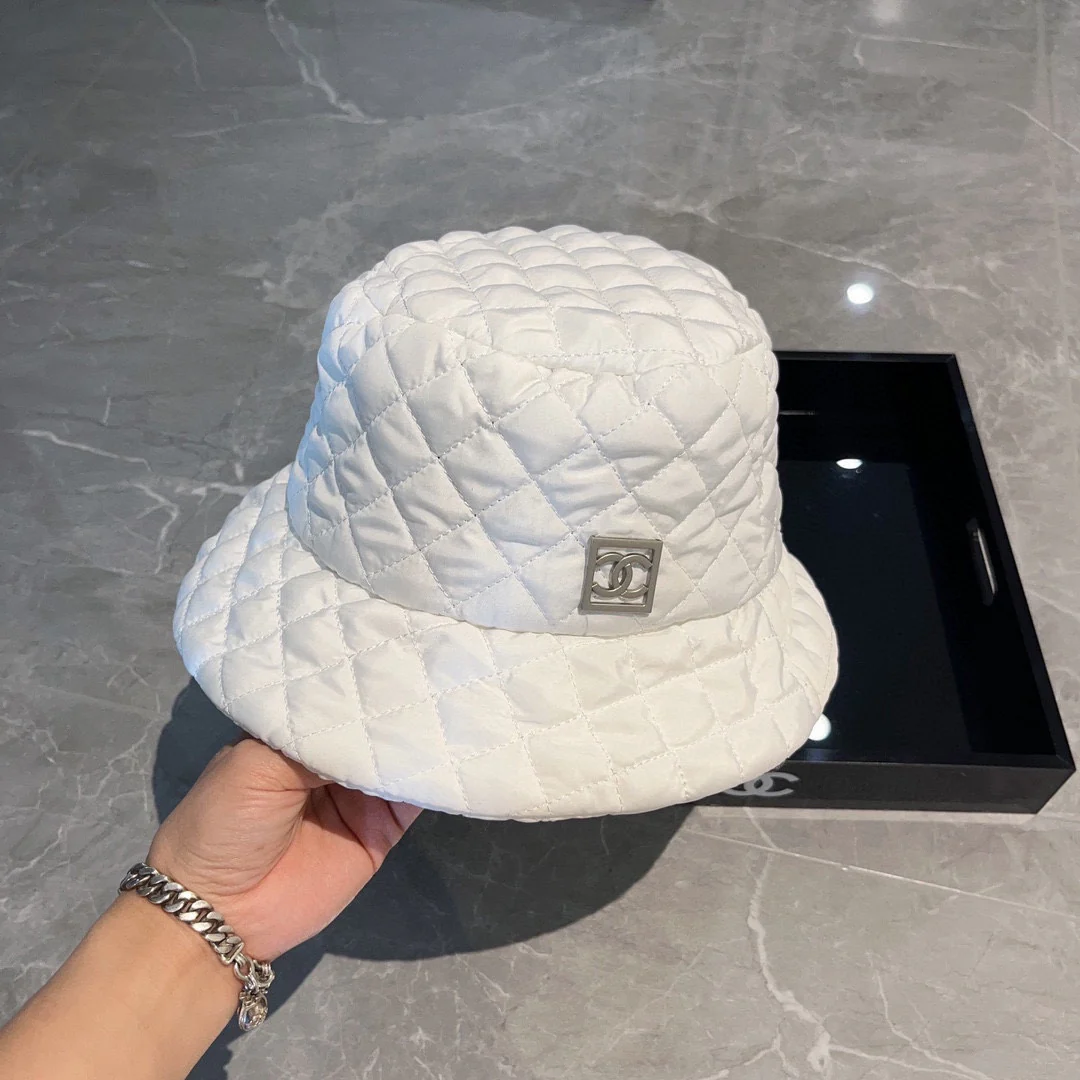 Новая стеганая рыбацкая шляпа Chanel из осенне-зимней коллекции — белая.