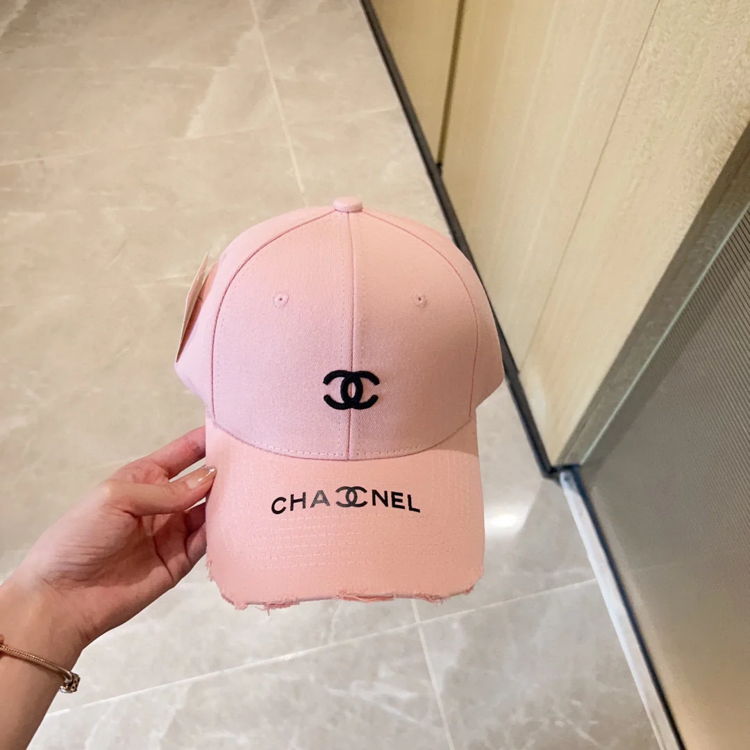 Новая бейсболка Chanel 2023 года с вышивкой и эффектом потертости - розовая.