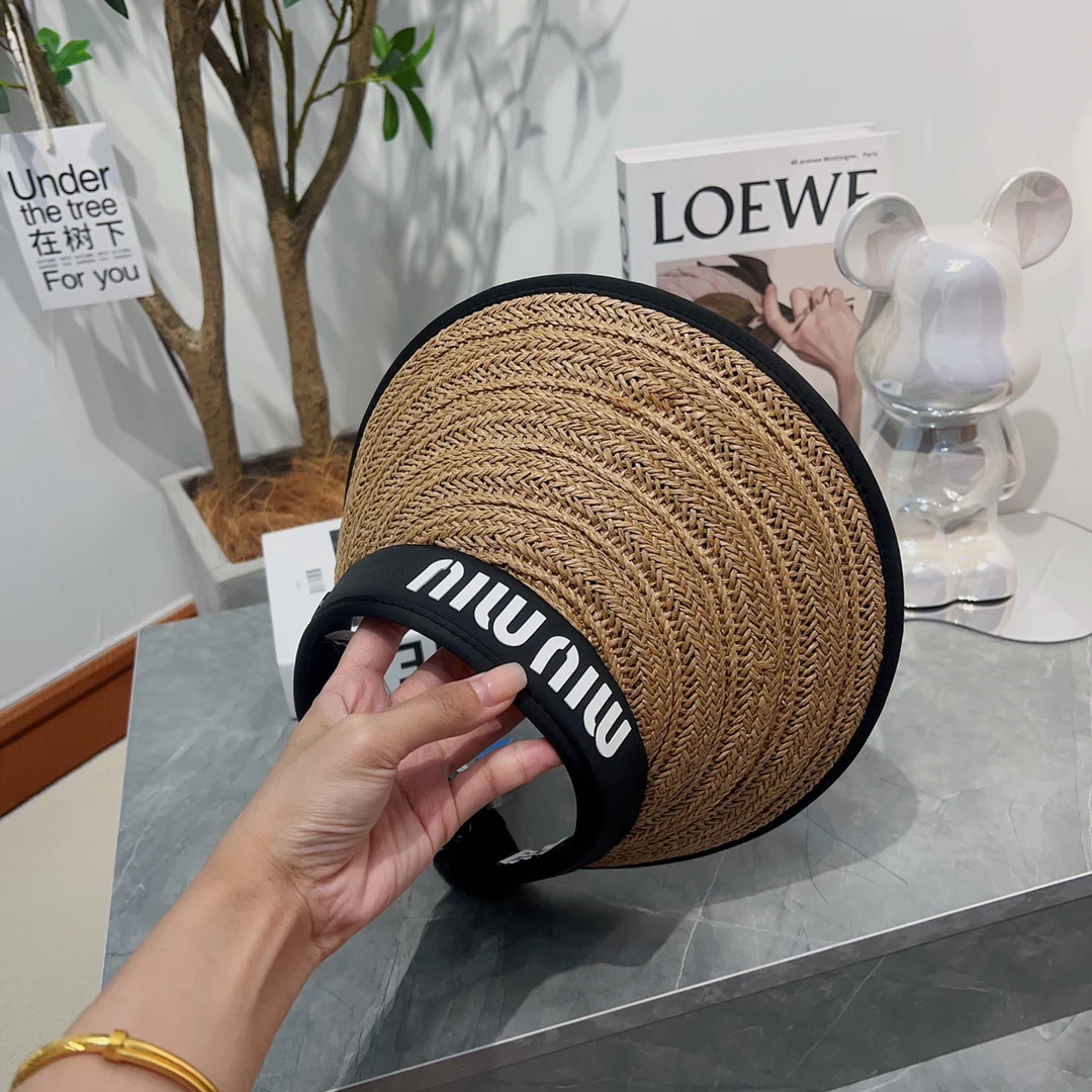 Новинка лета 2023 от Miu Miu - Соломенная шляпа-козырек - Солнцезащитная шляпа - Кофейно-коричневый