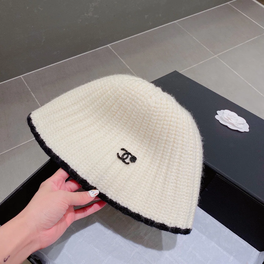 Chanel - Вязаная рыбацкая шапка - Белая