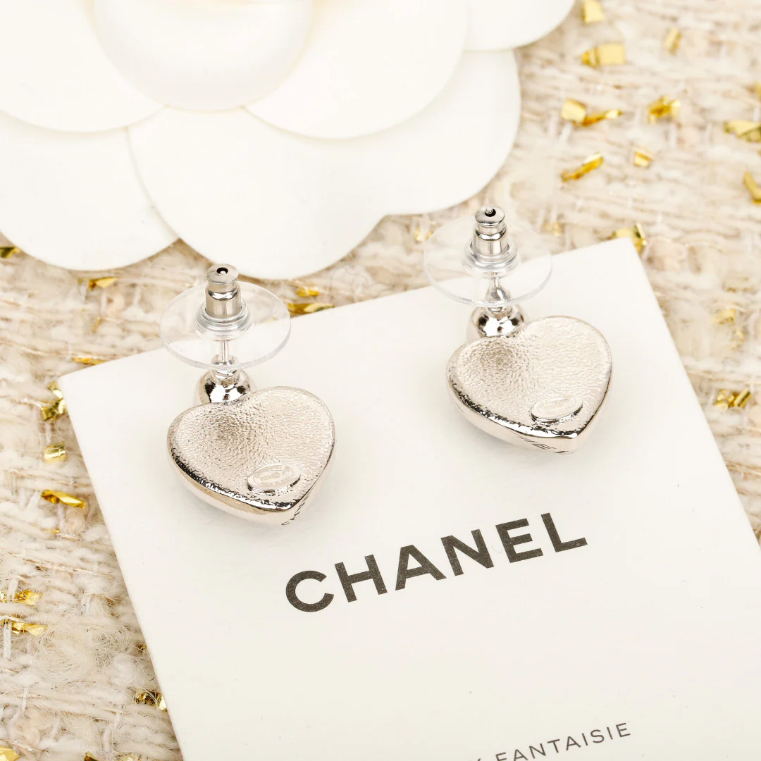 Серьги Chanel в виде голубого сердца (25 пенсов)