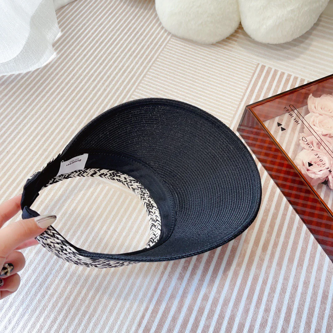 Новинки коллекции Burberry Весна/Лето 2023 - Козырек - Солнцезащитная шляпа