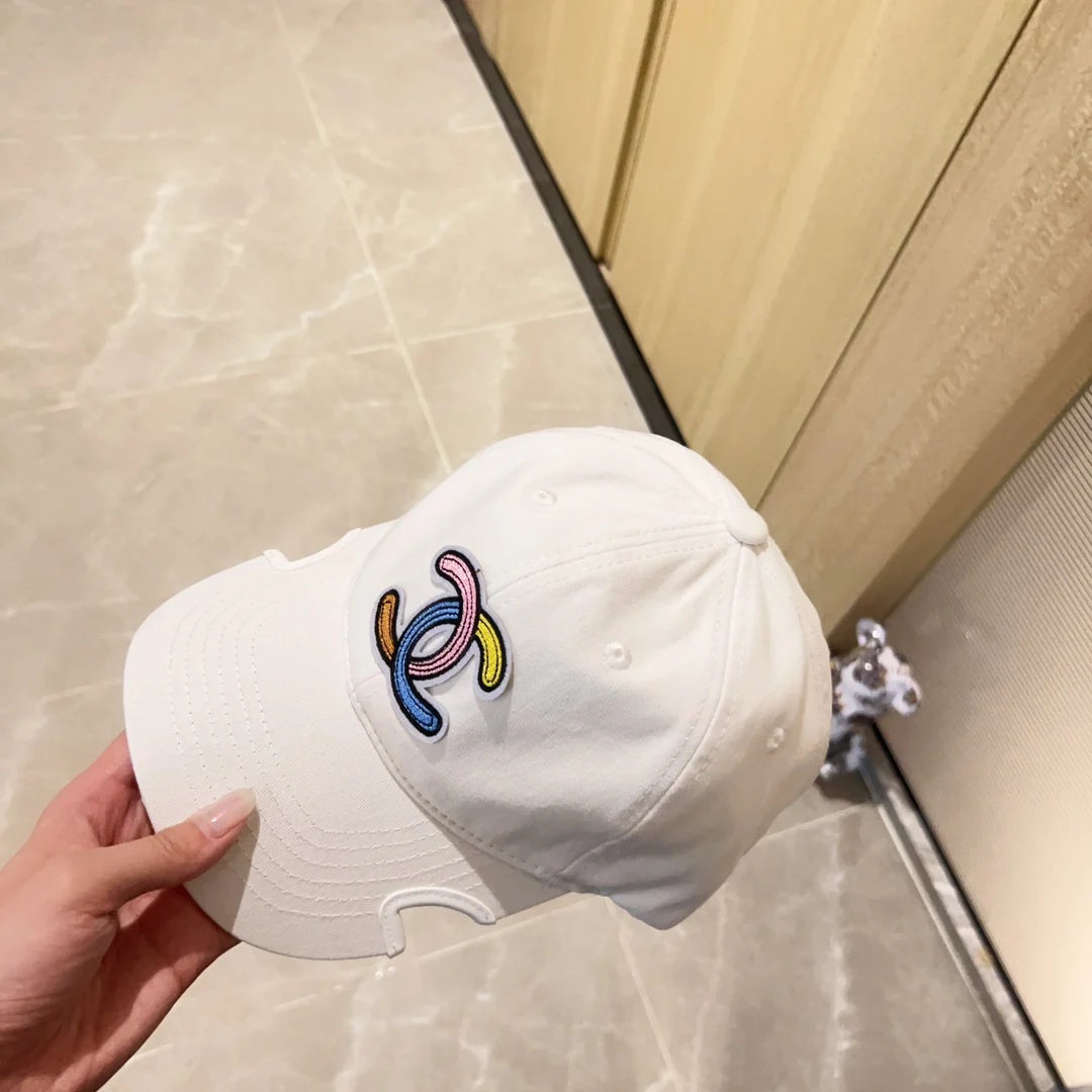 Новинка сезона весна/лето 2023 от Chanel - Бейсболка с неровным козырьком - Белая