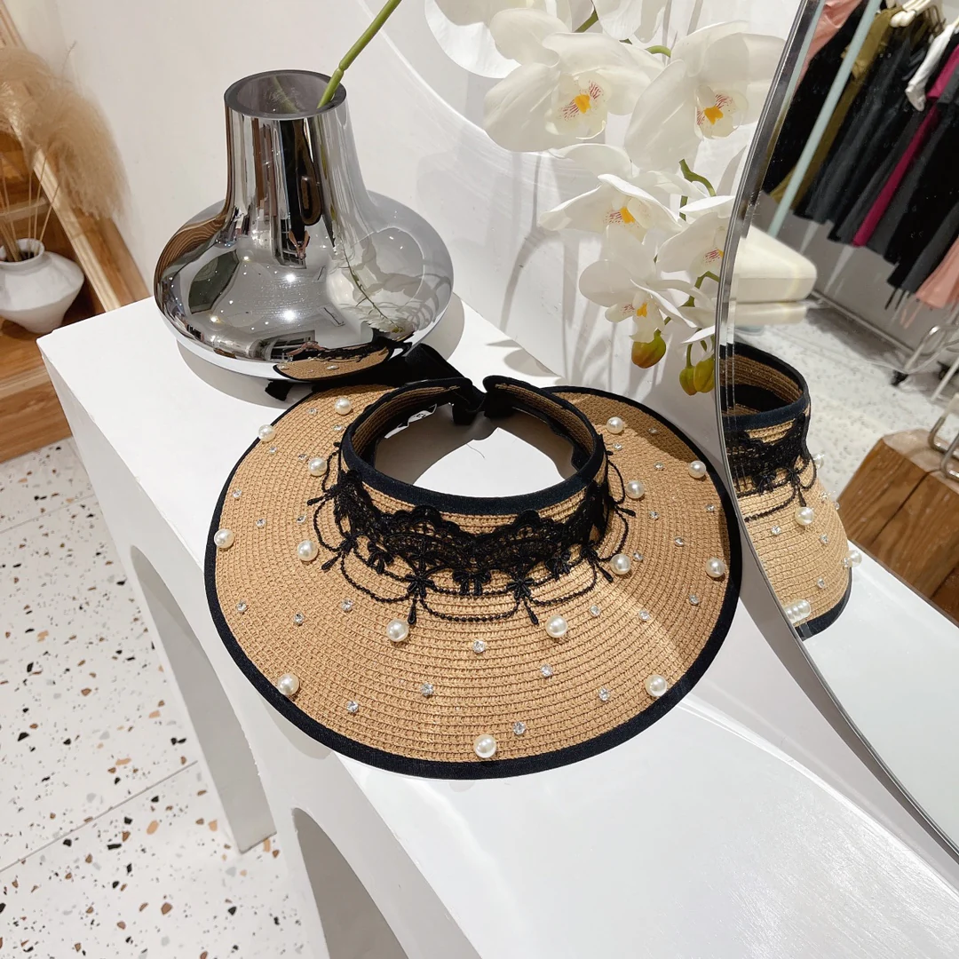 Солнцезащитная шляпа Chanel с обильной отделкой из жемчуга и стразов.