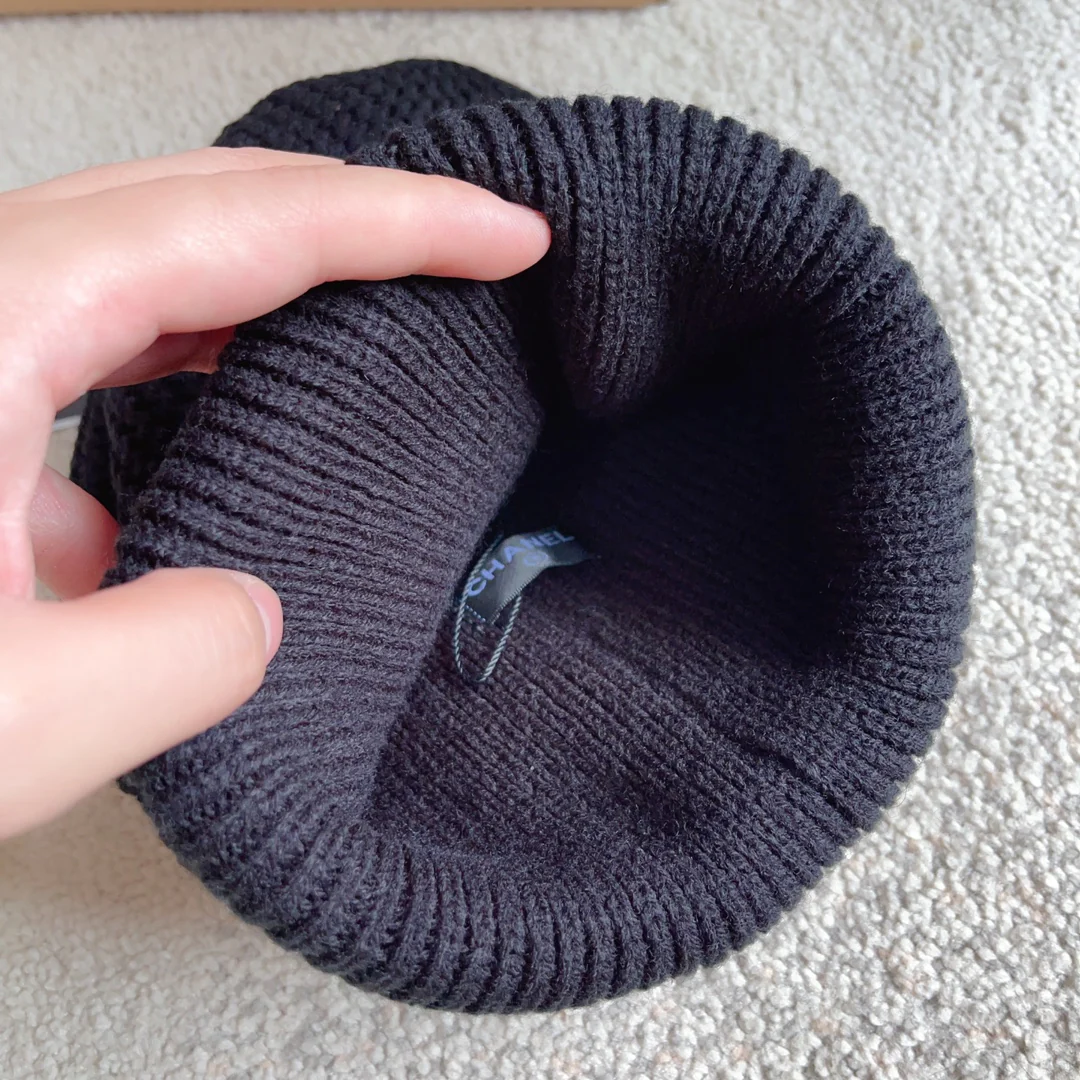 Плетеная шляпа Chanel с пайетками в виде курсивных букв - черная