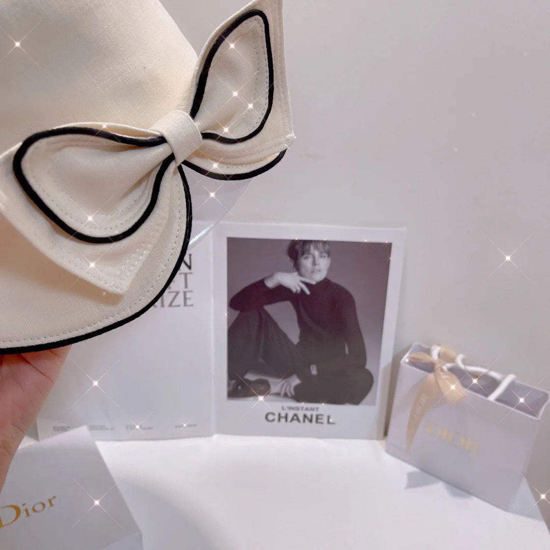 Весенне-летняя рыбацкая шляпа Chanel с разрезом сзади и бантом - белая.