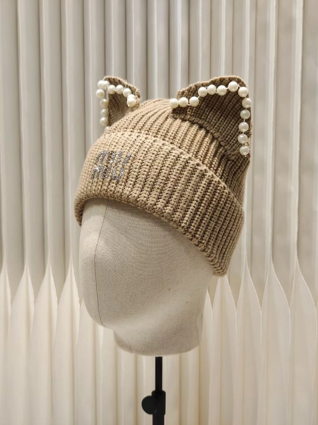 Miu Miu - Вязаная шапка с жемчужными кошачьими ушками, осень/зима