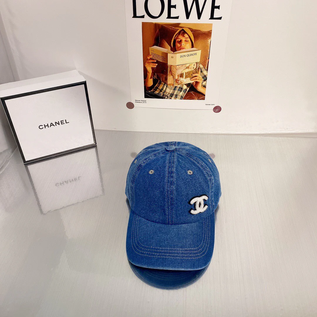 Новинка 2022 года от Chanel - ковбойская кепка с утиным клювом.