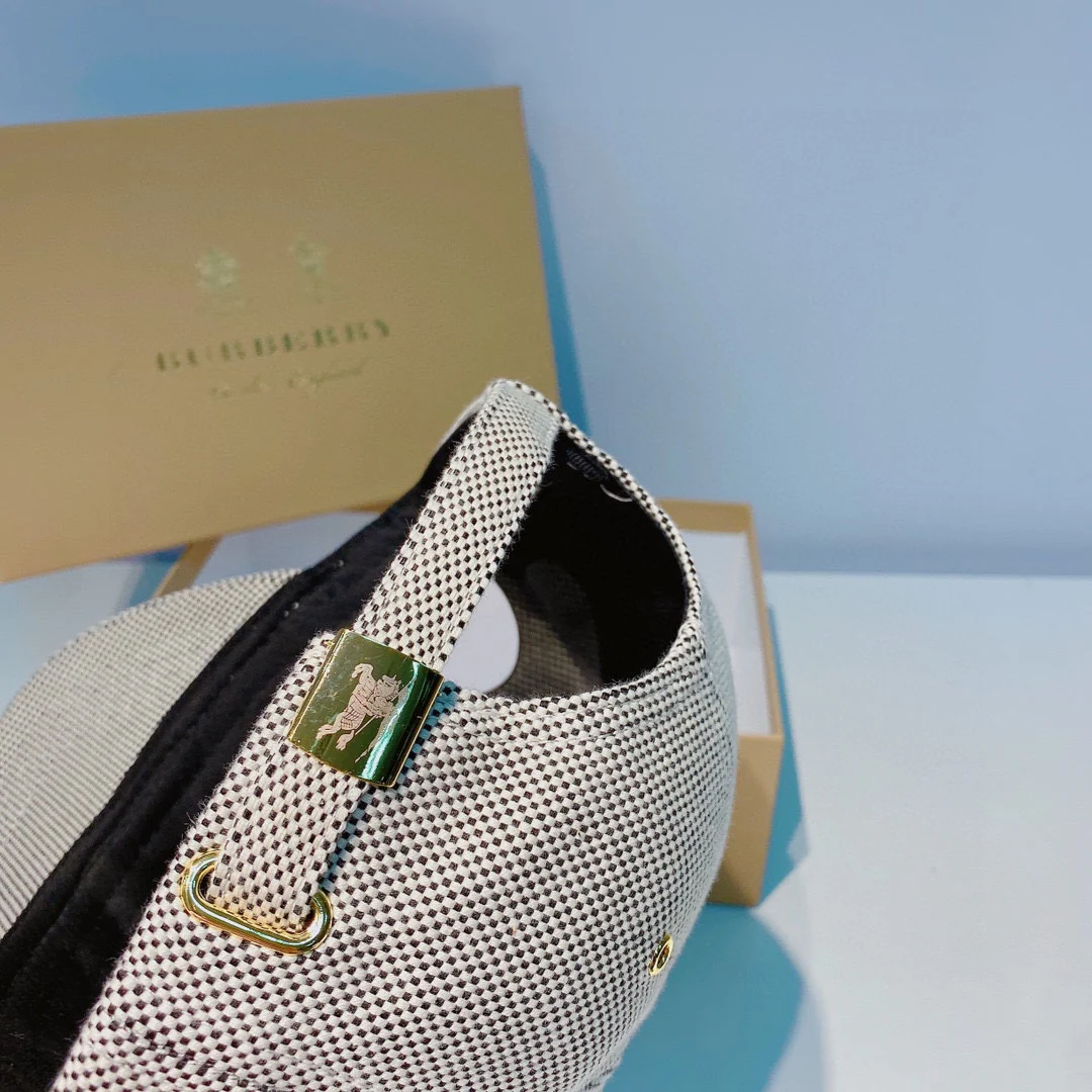 Бейсболка Burberry с вышитым сердцем - 1